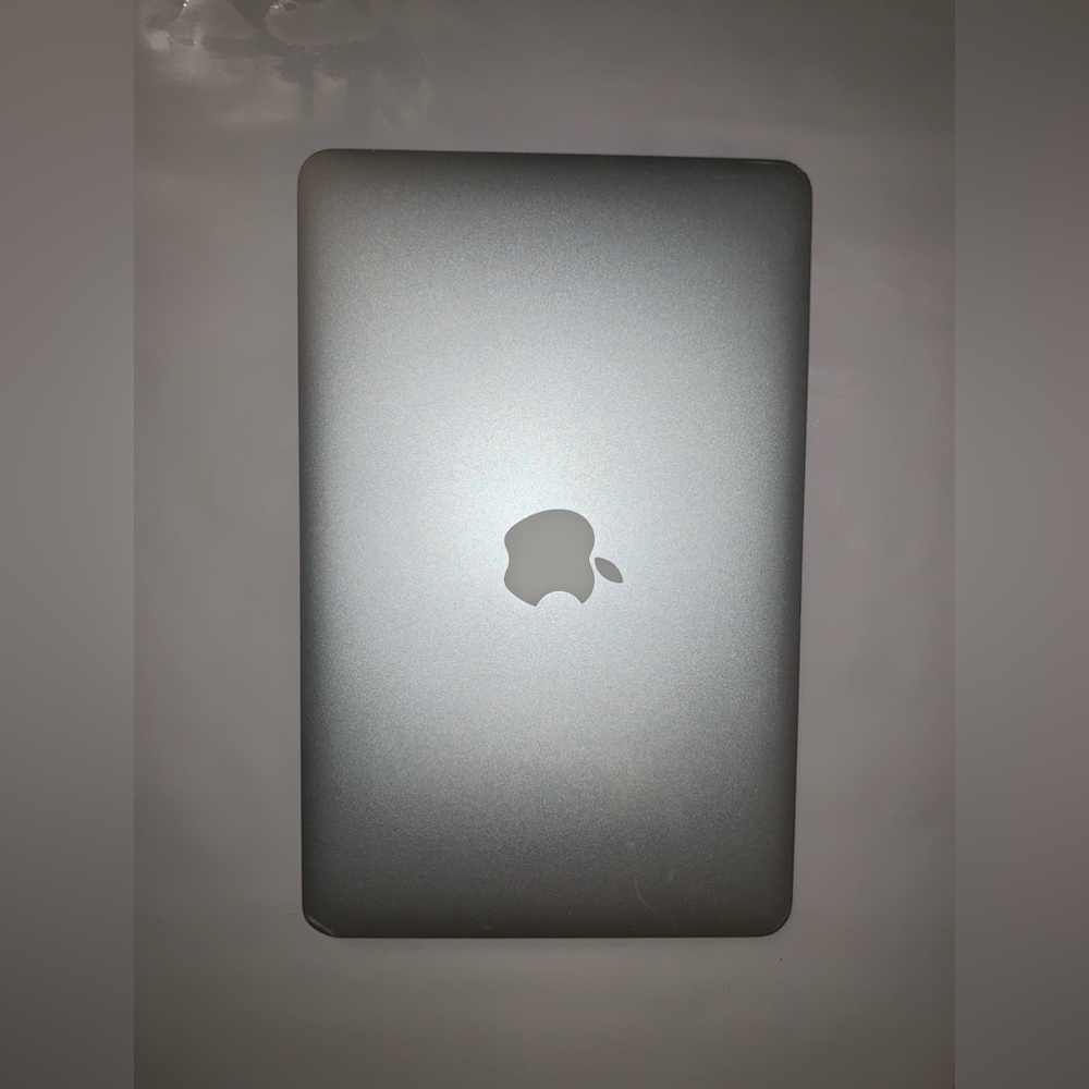 Apple MacBook Air MC505LL/A 1.40 GHz 2GB RAM 64GB SSD 11.6" HD (Used)